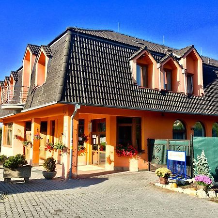 Hotel Senica, Garni Ngoại thất bức ảnh