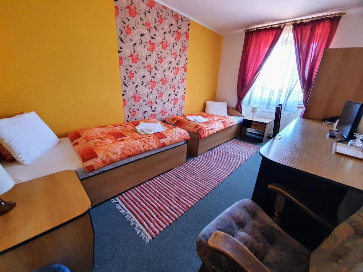 Hotel Senica, Garni Ngoại thất bức ảnh
