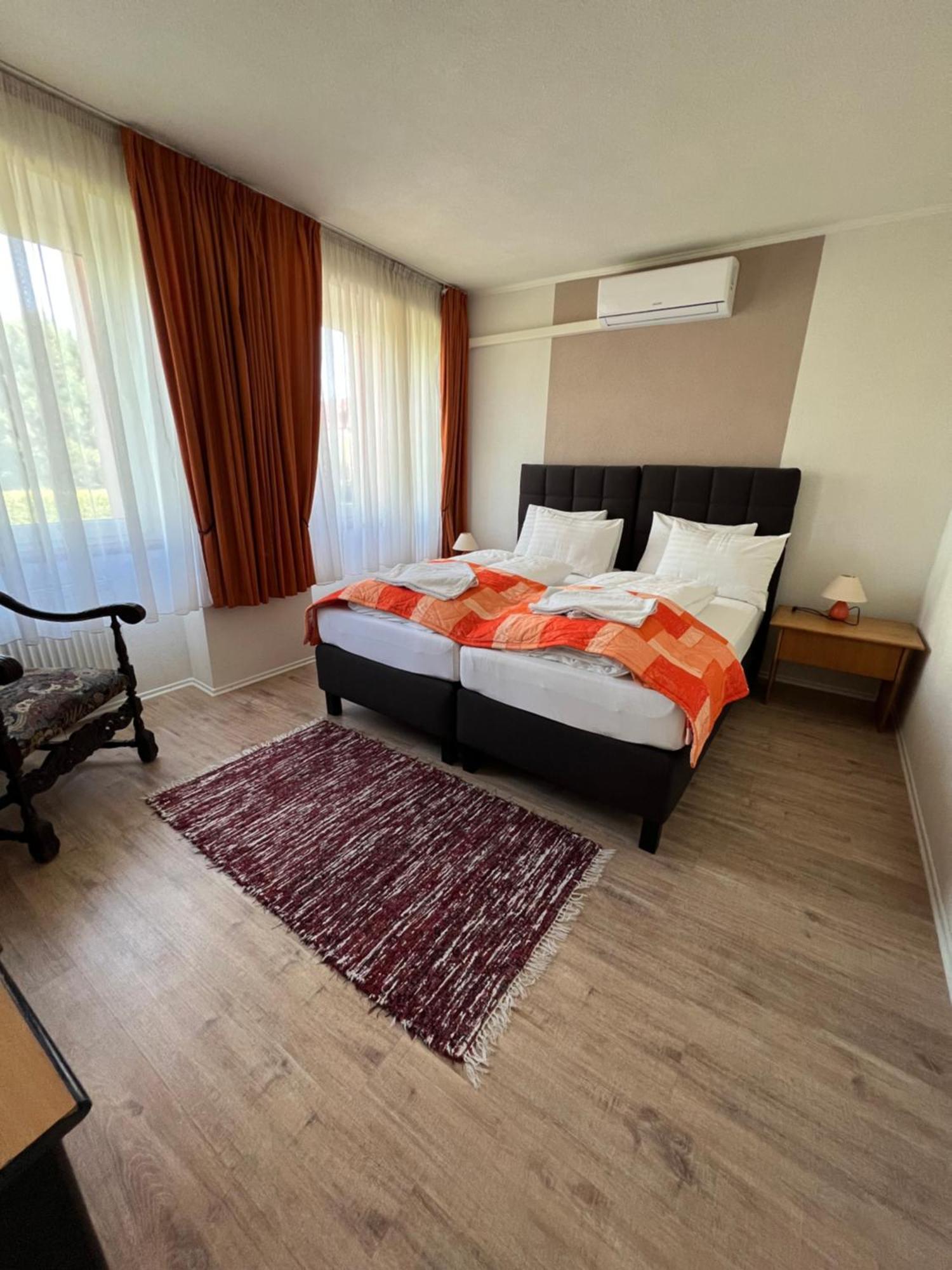 Hotel Senica, Garni Ngoại thất bức ảnh